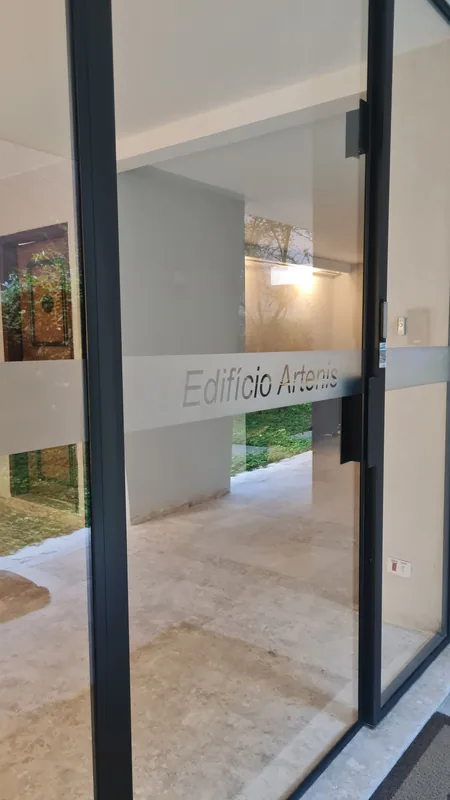 Adesivo jateado aplicado em vidro, padrão de faixas