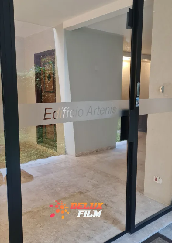 Adesivo jateado aplicado em vidro, padrão de faixas