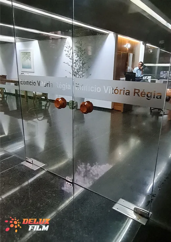 Adesivo jateado aplicado em vidro, padrão de faixas