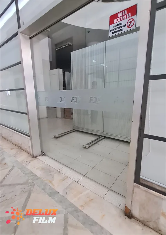 Adesivo jateado aplicado em vidro, padrão de faixas