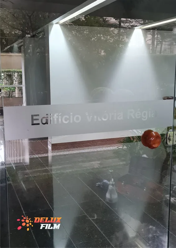 Adesivo jateado aplicado em vidro, padrão de faixas