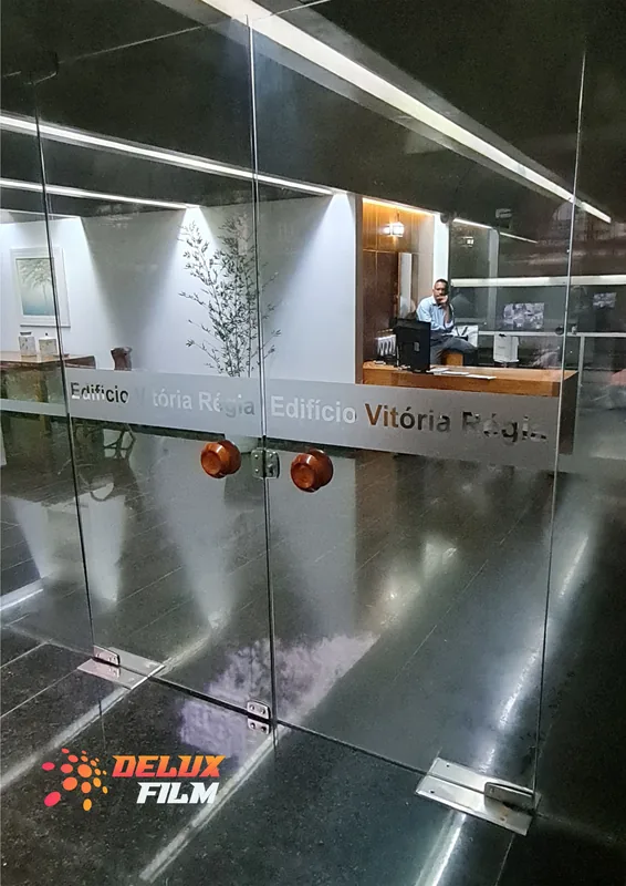 Adesivo jateado aplicado em vidro, padrão de faixas