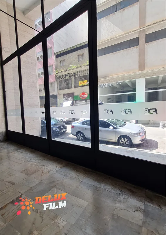 Adesivo jateado aplicado em vidro, padrão de faixas