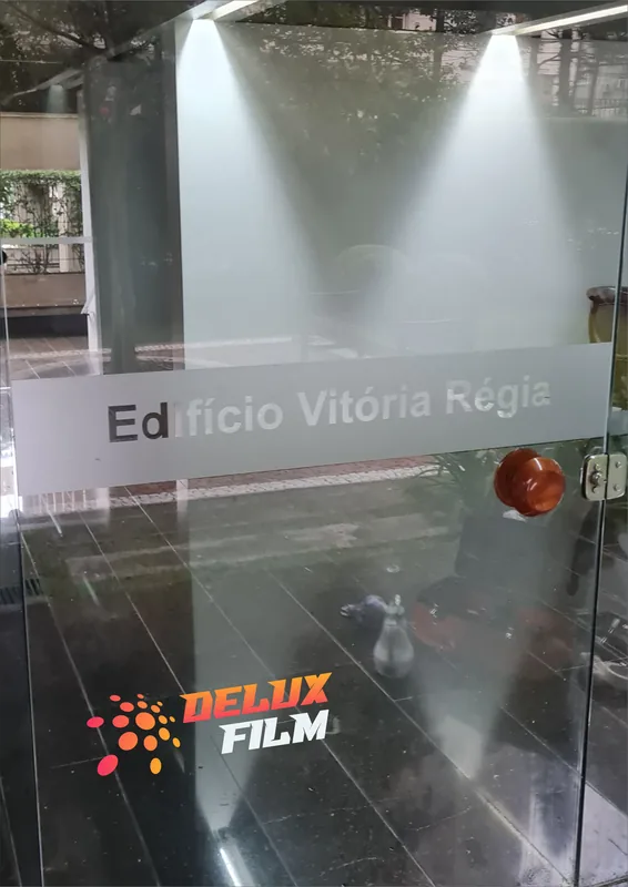 Adesivo jateado aplicado em vidro, padrão de faixas