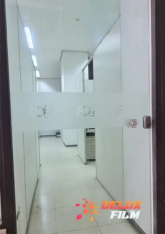 Adesivo jateado aplicado em vidro, padrão de faixas