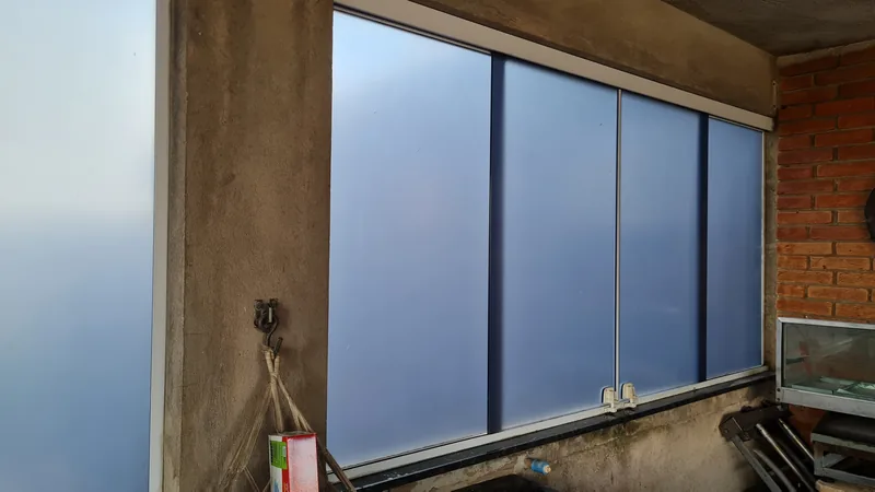 Adesivo jateado aplicado fumê em vidro