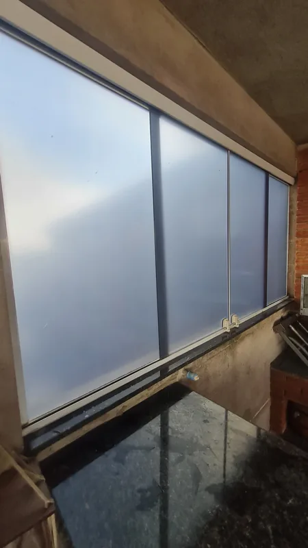 Adesivo jateado aplicado fumê em vidro