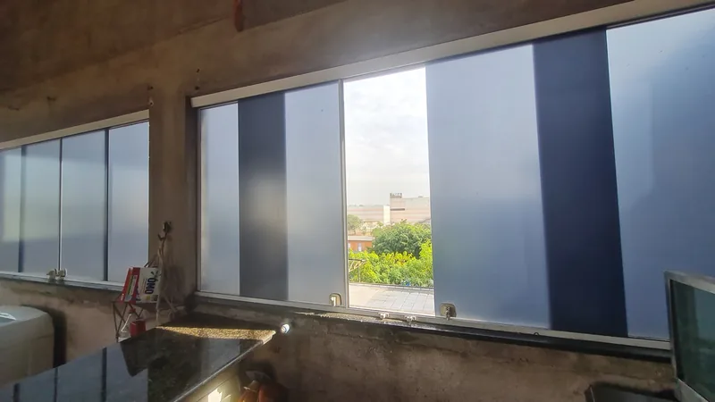 Adesivo jateado aplicado fumê em vidro