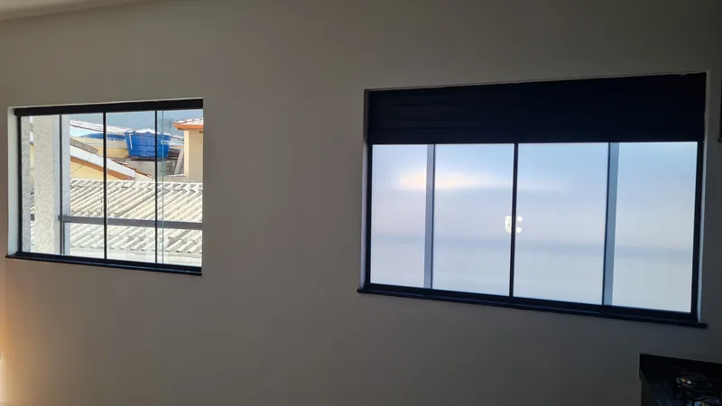 Adesivo jateado aplicado fumê em vidro