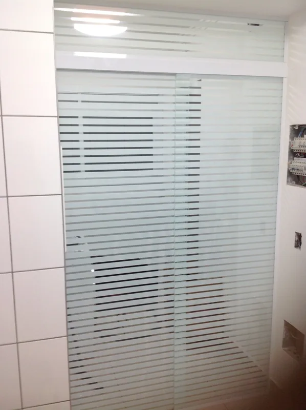 Adesivo jateado aplicado em vidro, efeito persiana