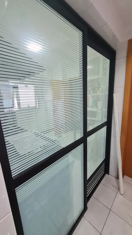 Adesivo jateado aplicado em vidro, efeito persiana