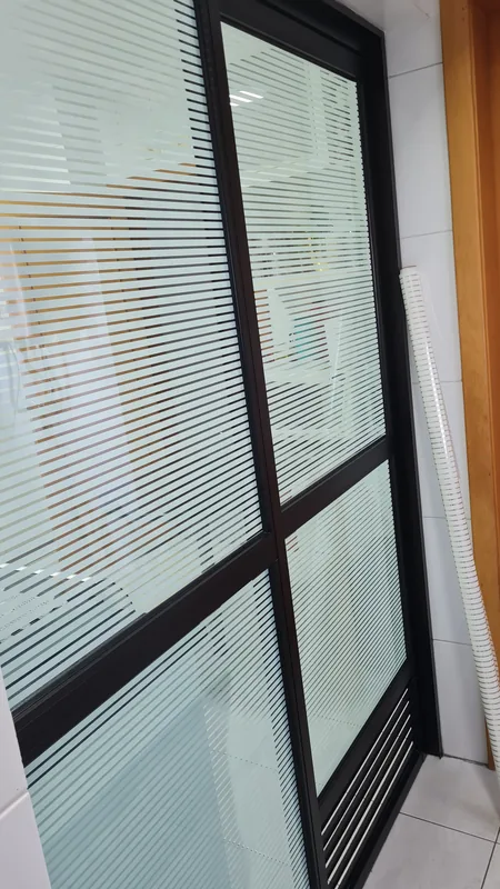 Adesivo jateado aplicado em vidro, efeito persiana