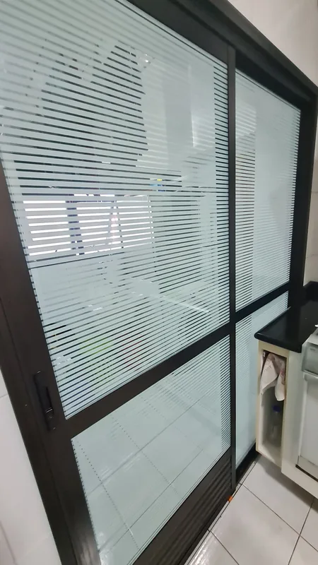 Adesivo jateado aplicado em vidro, efeito persiana