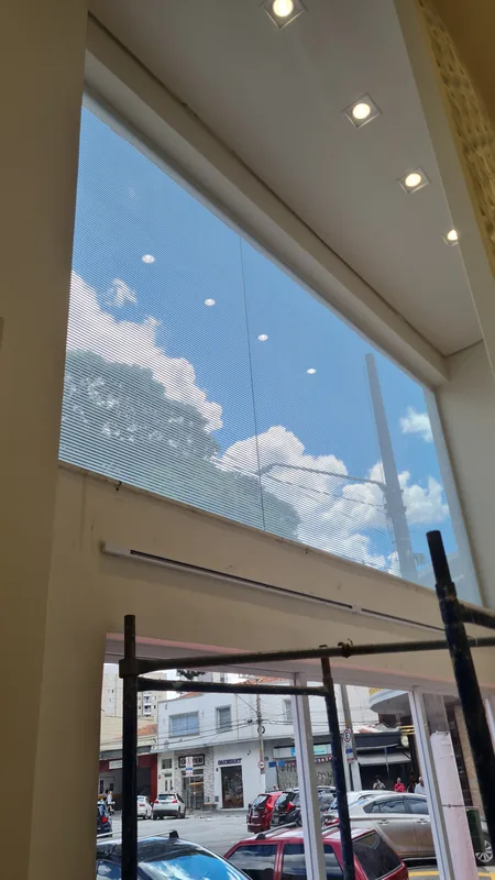 Adesivo jateado aplicado em vidro, efeito persiana