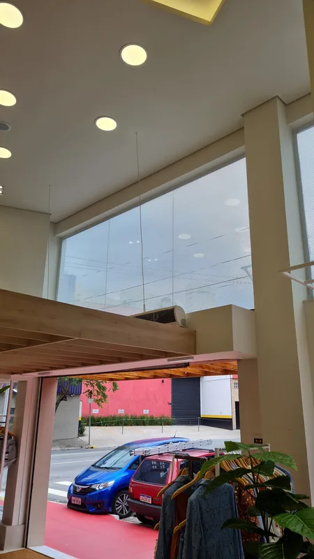 Adesivo jateado aplicado em vidro, efeito persiana
