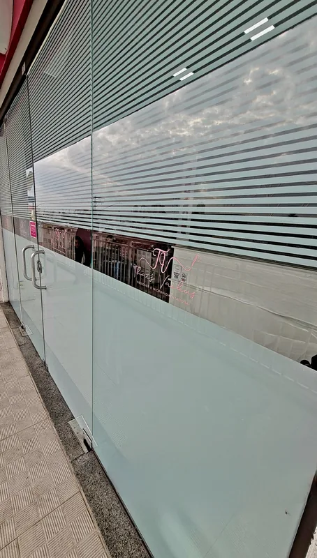 Adesivo jateado aplicado em vidro com recorte personalizado