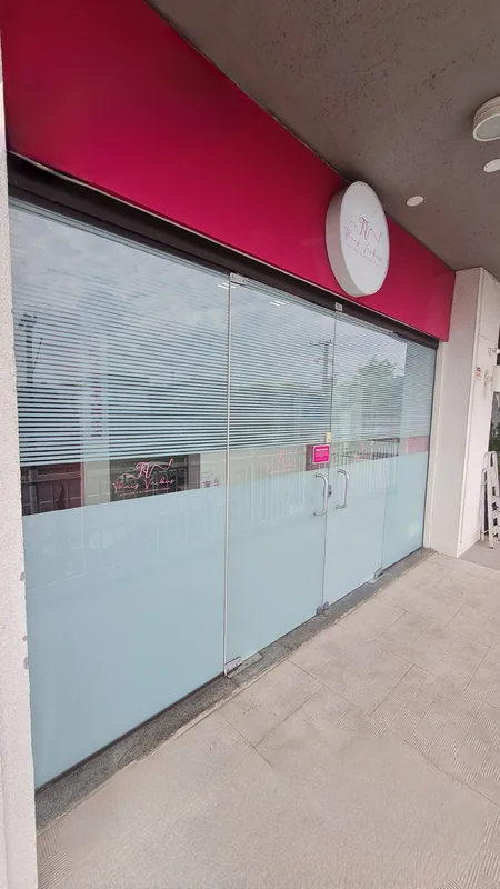 Adesivo jateado aplicado em vidro com recorte personalizado