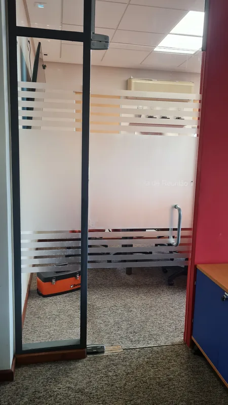 Adesivo jateado aplicado em vidro com recorte personalizado