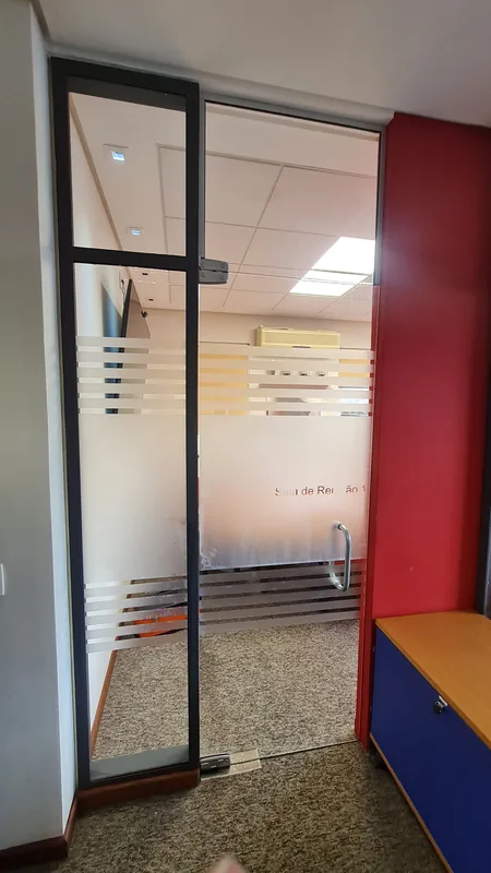 Adesivo jateado aplicado em vidro com recorte personalizado