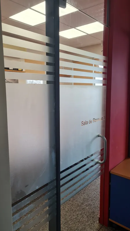 Adesivo jateado aplicado em vidro com recorte personalizado