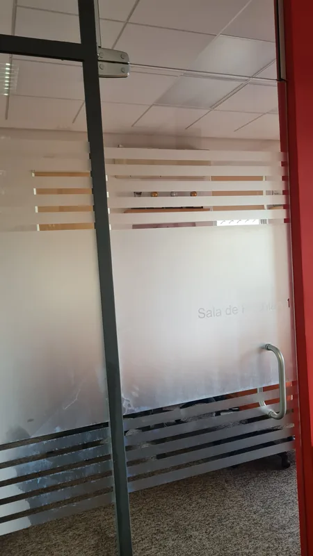 Adesivo jateado aplicado em vidro com recorte personalizado