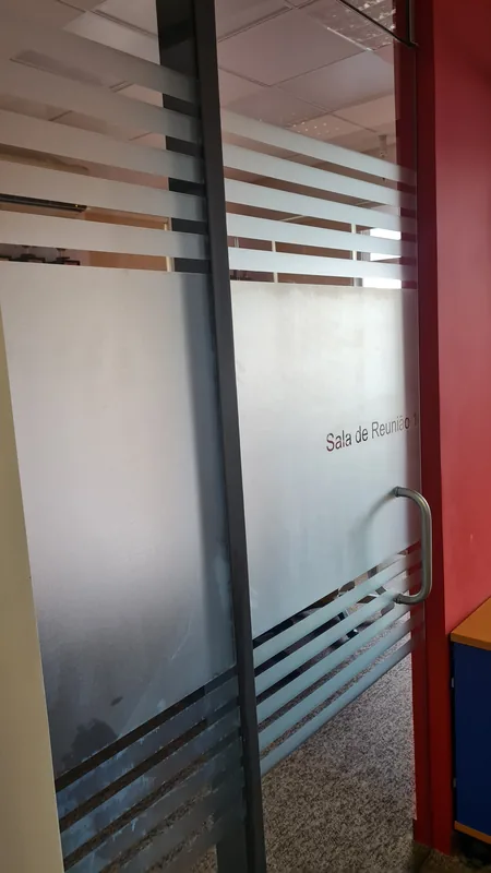 Adesivo jateado aplicado em vidro com recorte personalizado