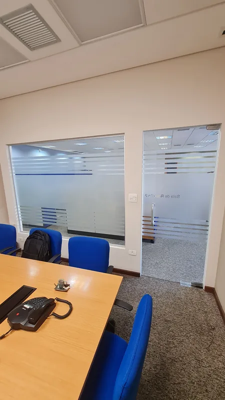 Adesivo jateado aplicado em vidro com recorte personalizado