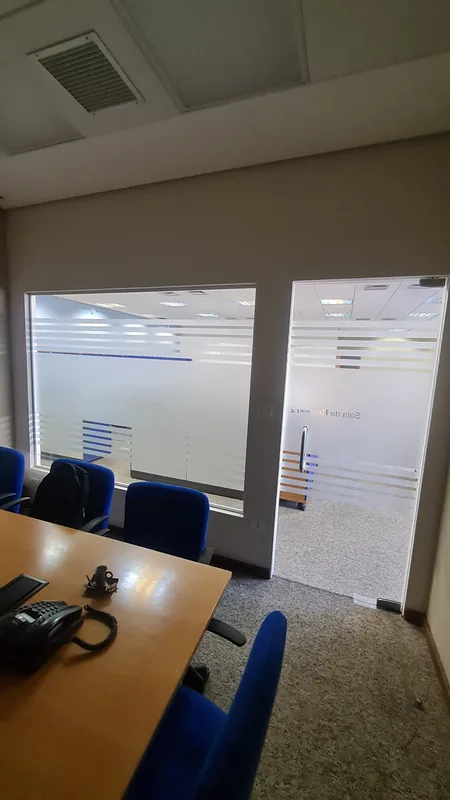 Adesivo jateado aplicado em vidro com recorte personalizado