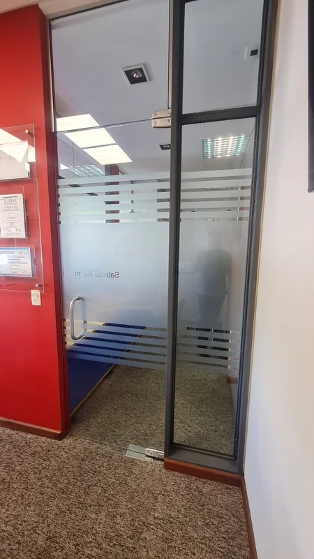 Adesivo jateado aplicado em vidro com recorte personalizado