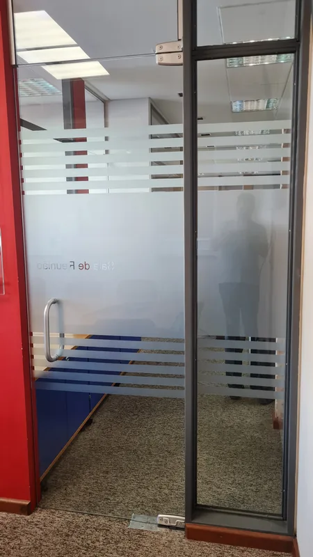 Adesivo jateado aplicado em vidro com recorte personalizado