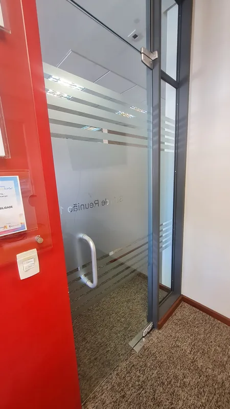 Adesivo jateado aplicado em vidro com recorte personalizado