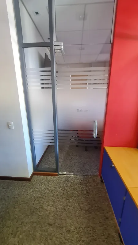 Adesivo jateado aplicado em vidro com recorte personalizado