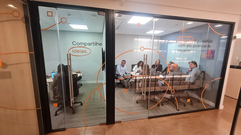 Adesivo jateado aplicado em vidro com recorte personalizado