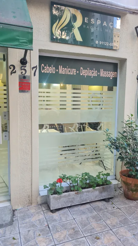 Adesivo jateado aplicado em vidro com recorte personalizado