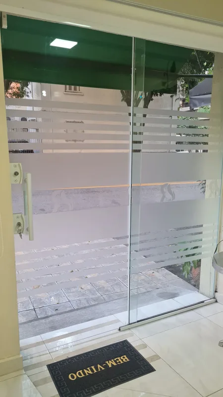 Adesivo jateado aplicado em vidro com recorte personalizado