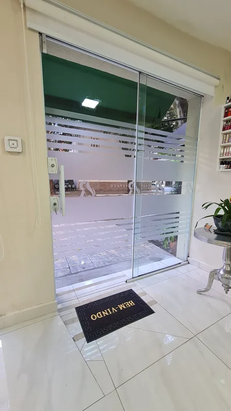 Adesivo jateado aplicado em vidro com recorte personalizado