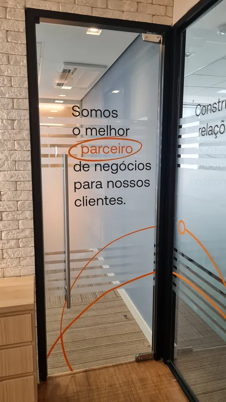 Adesivo jateado aplicado em vidro com recorte personalizado