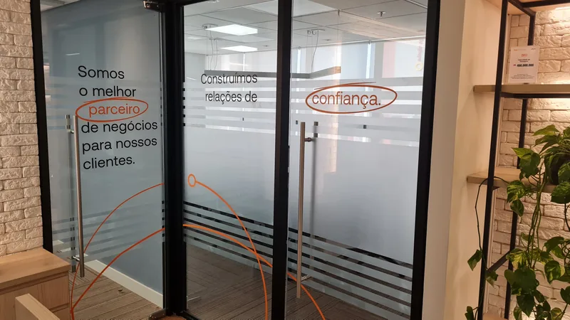 Adesivo jateado aplicado em vidro com recorte personalizado