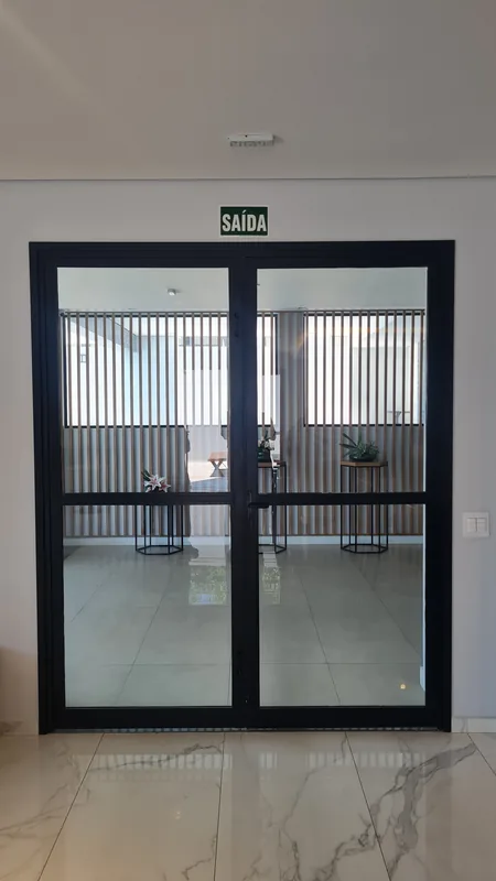 Adesivo jateado aplicado em vidro com recorte personalizado