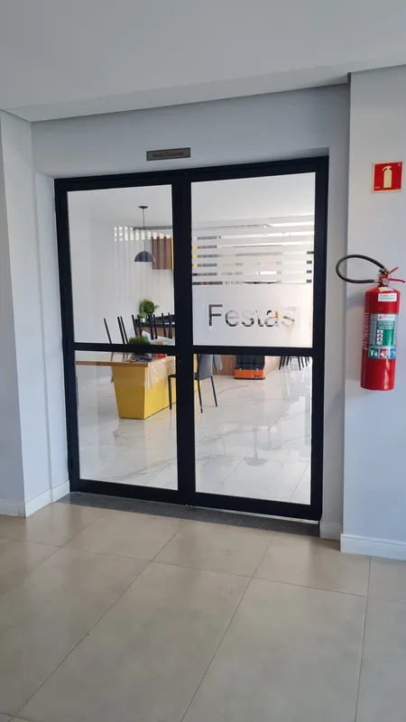Adesivo jateado aplicado em vidro com recorte personalizado