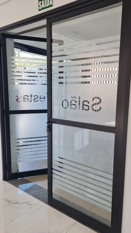 Adesivo jateado aplicado em vidro com recorte personalizado