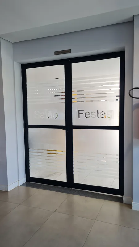 Adesivo jateado aplicado em vidro com recorte personalizado
