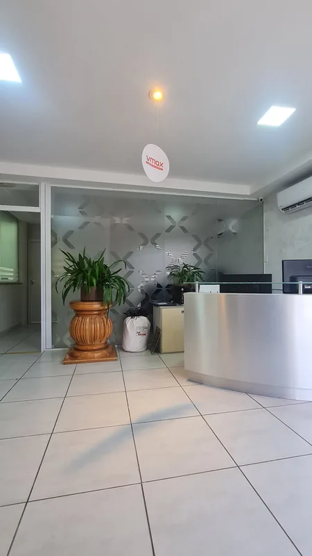 Adesivo jateado aplicado em vidro com recorte personalizado