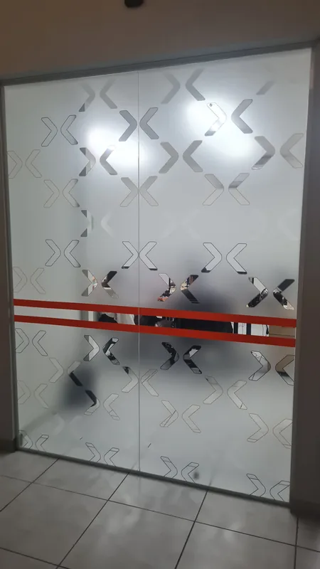 Adesivo jateado aplicado em vidro com recorte personalizado