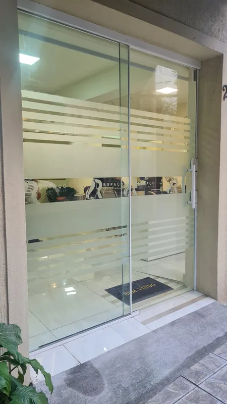 Adesivo jateado aplicado em vidro com recorte personalizado