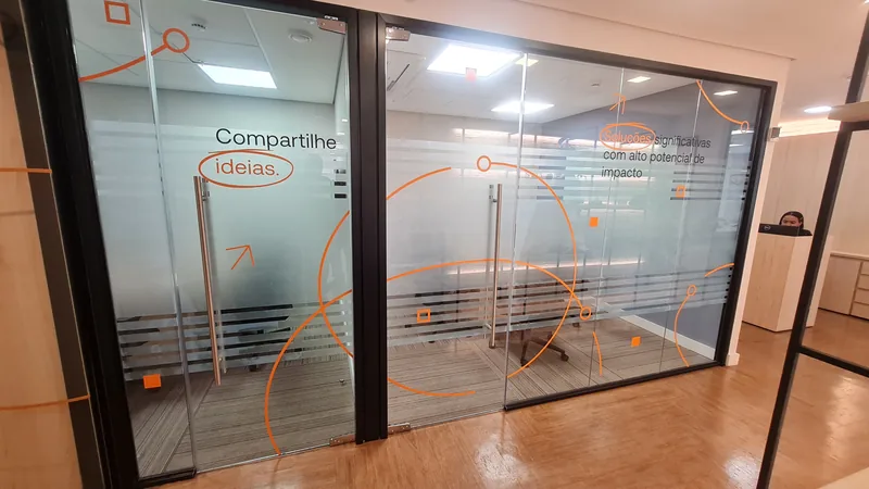 Adesivo jateado aplicado em vidro com recorte personalizado