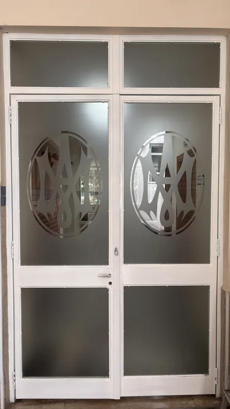 Adesivo jateado aplicado em vidro com recorte personalizado