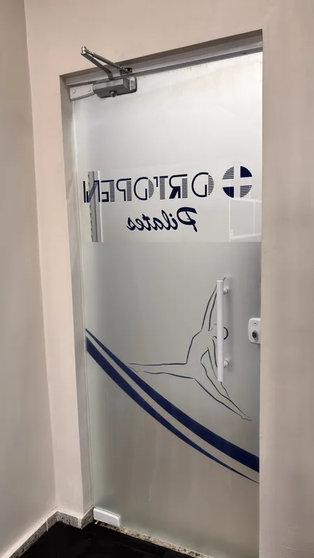 Adesivo jateado aplicado em vidro com recorte personalizado