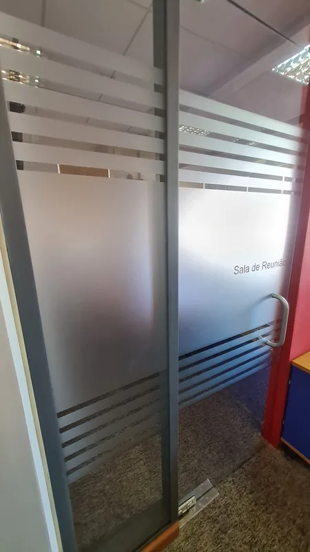 Adesivo jateado aplicado em vidro com recorte personalizado