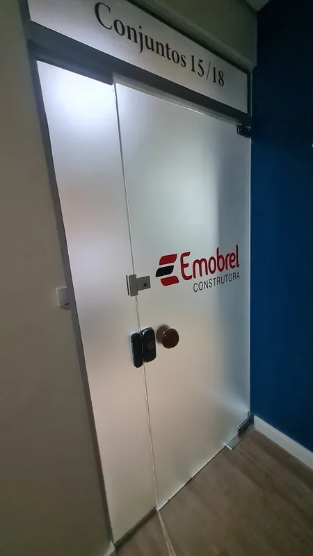 Adesivo jateado aplicado translúcido com logo em vidro